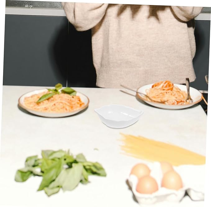 HEALLILY 4pcs Leaves Shaped Ceramic Sauce Plates for Dipping Seasoning and Appetizers Versatile Kitchen Bowls for Sushi Ketchup and Vinegar Stylish and Functional Dishware