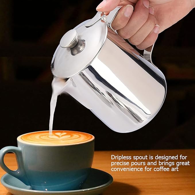 Stainless Steel Milk Frothing Pitcher, Coffee Cup Mug Milk Jug, Ergonomic Handle Spout Lid, for Home Cafe Restaurant Hotel Use (600ml)
