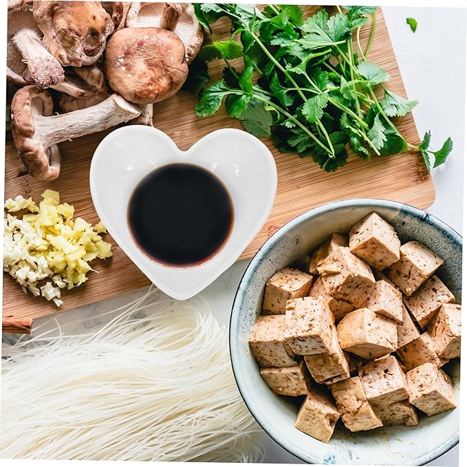Cabilock 4pcs Heart-shaped Ceramic Sauce Dish White Serving Platters for Charcuterie Seasonings Condiments Practical Seasoning Plates Ceramic Appetizer Plates Sauce Dishes