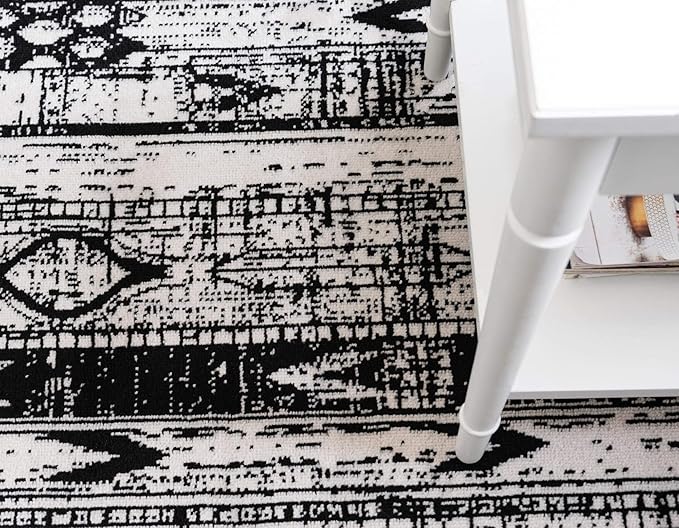 Rugs.com Oregon Collection Rug – 7 Ft Round Black and White Low-Pile Rug Perfect for Kitchens, Dining Rooms