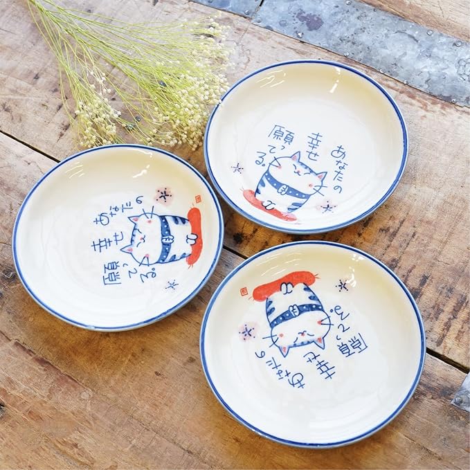 Seto Ware Small Plates with Lucky Cat Design, 3-Piece Japanese Ceramic Dish Set with Display Stand, 5.5 inch Soy Sauce & Snack Plates, Made in Japan Tableware (White/Wish)